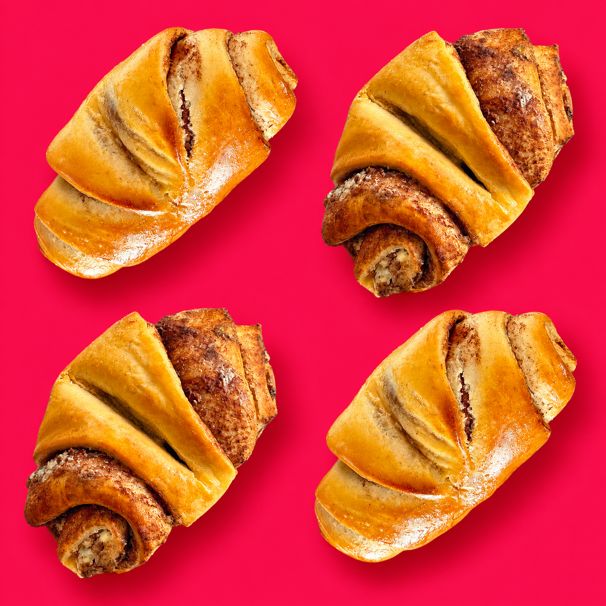 Vier Zimtverliebt Franzbrötchen von genusswerk.ME auf pinkem Hintergrund