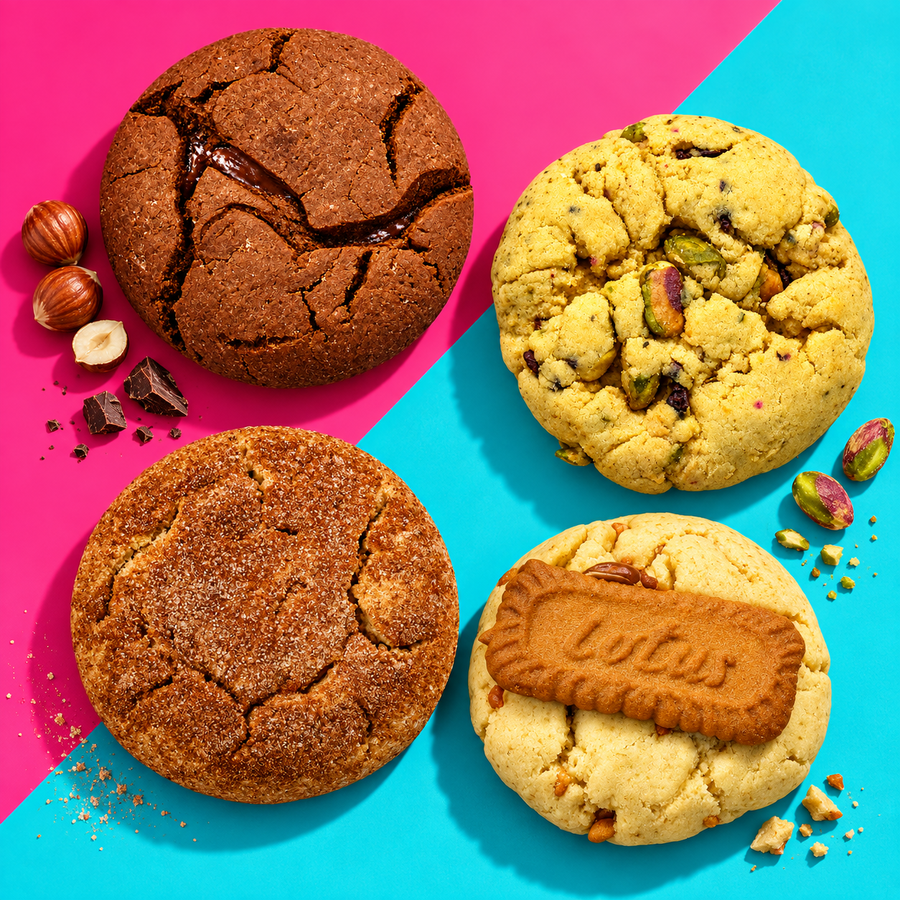 Vier handgemachte genusswerk Cookies auf kräftigem pink-türkisem Hintergrund