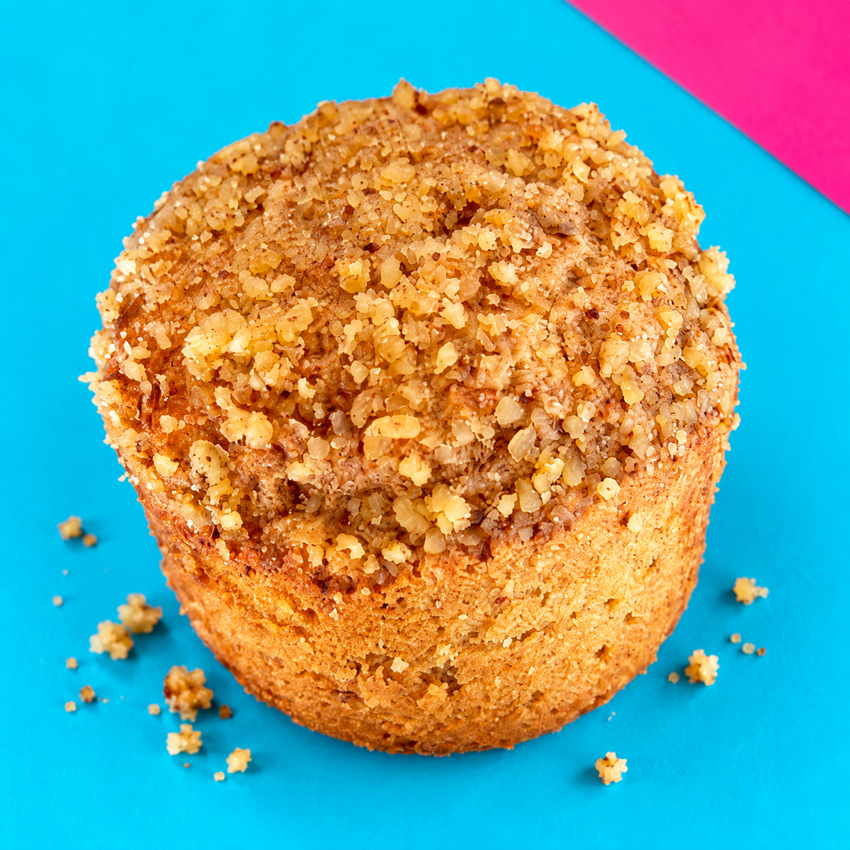 Nahaufnahme des Apfel-Walnuss-Muffins mit Walnuss-Topping